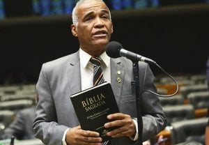 Deputados conservadores distorcem PL contra a união homoafetiva para alarmar falsa perseguição religiosa