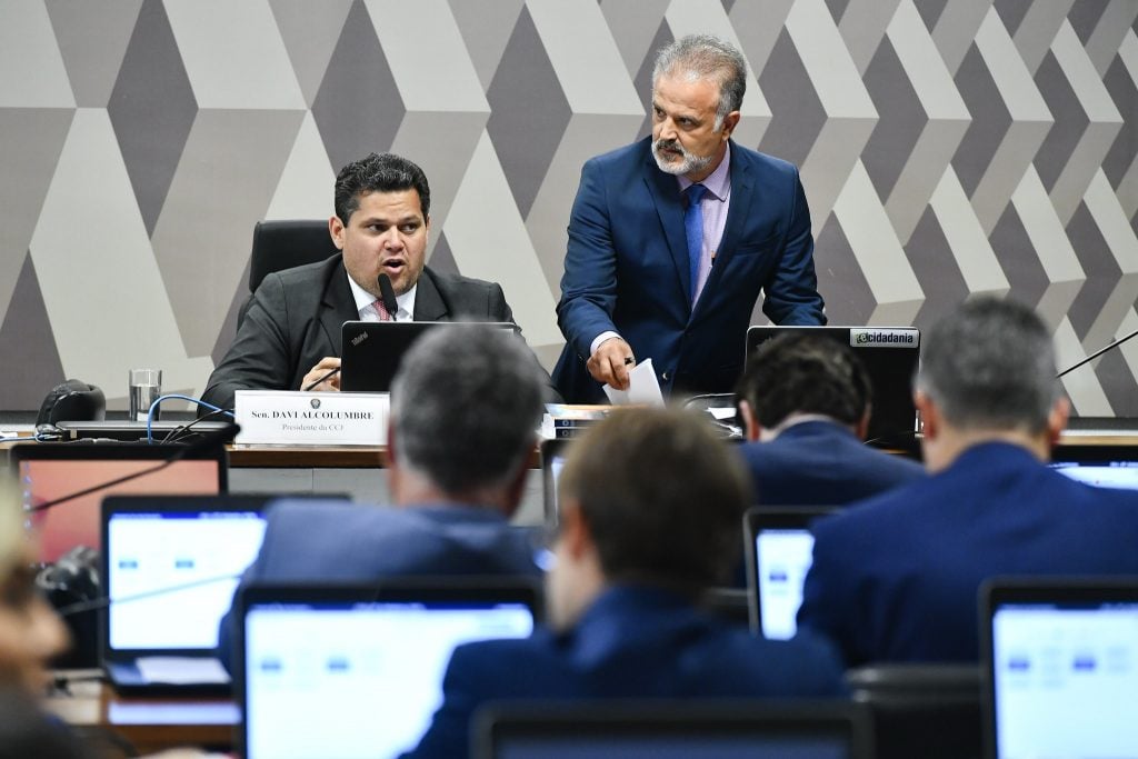 CCJ do Senado aprova PEC que barra militares da ativa em eleições