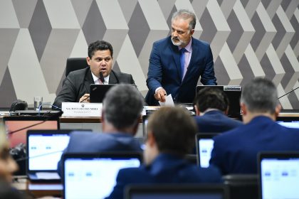 CCJ do Senado aprova PEC que barra militares da ativa em eleições