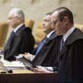 Zanin se declara impedido de julgar recurso de Bolsonaro contra inelegibilidade