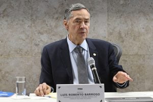 Militares foram 'manipulados e arremessados na política', afirma Barroso