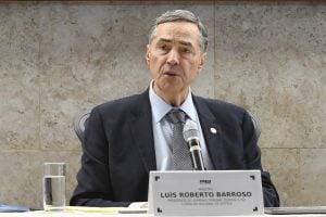 Defendo a feminilização dos tribunais, mas no caso do STF é prerrogativa do presidente, diz Barroso