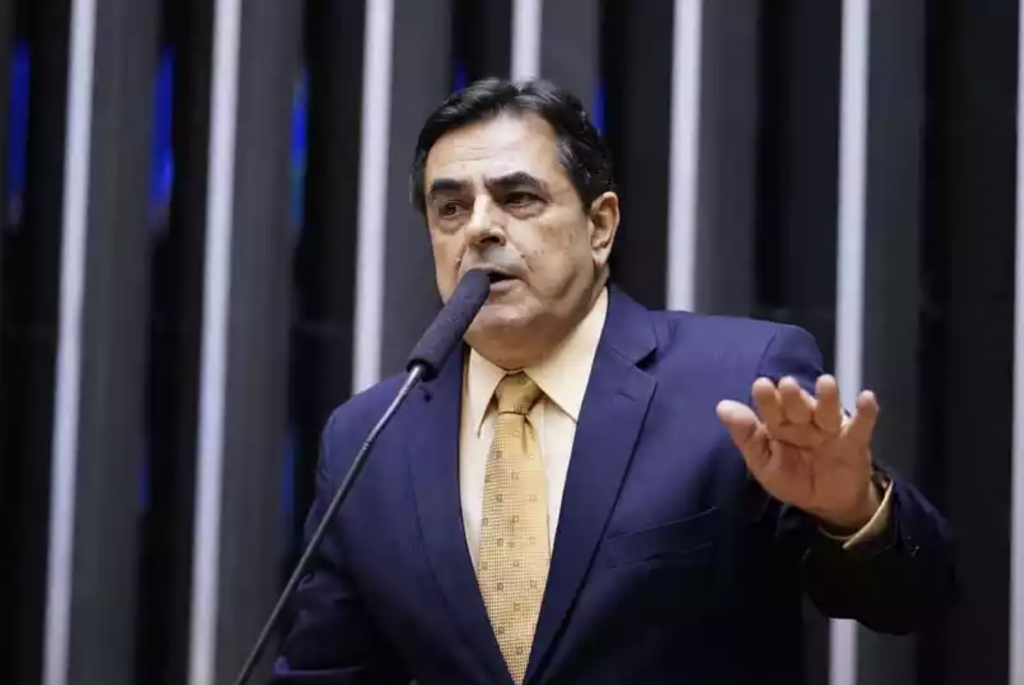Quem é o deputado que quer autorizar o Congresso a derrubar decisões do STF