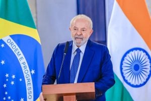 Bolsonaro estava envolvido até os dentes com tentativa de golpe, diz Lula ao comentar delação de Mauro Cid