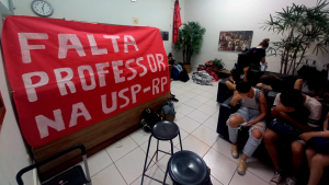Estudantes ocupam parte do campus da USP em Ribeirão Preto e cobram a contratação de professores