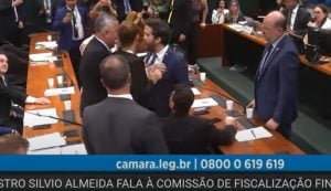 Sessão na Câmara tem empurrão e bate-boca entre Janones e deputado do PP