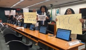 Sob protesto do movimento negro, comissão adia votação da PEC da Anistia