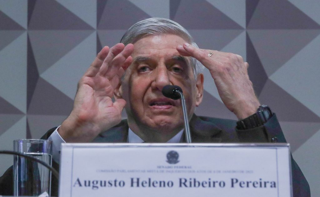 General Heleno perde o controle durante depoimento à CPMI e ataca relatora: ‘É pra ficar puto, né?’