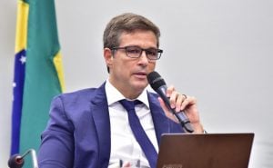 ‘Juros estão tão restritivos no Brasil que podemos continuar a cortá-los’, diz Campos Neto