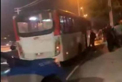 Criminosos lançam explosivo contra ônibus e ferem três no Rio