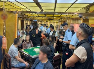 Polícia de Hong Kong prende 6.400 pessoas em operação contra máfia chinesa