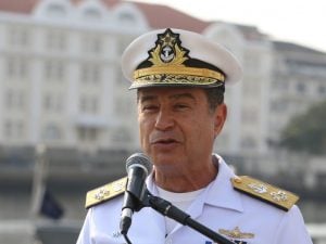 Citado em delação de Cid, almirante se recusou a passar comando da Marinha na presença de Lula