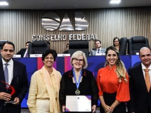 Rosa Weber e André Mendonça recebem a maior honraria da OAB