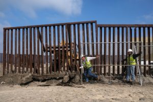 Biden ampliará muro na fronteira com o México para barrar imigrantes
