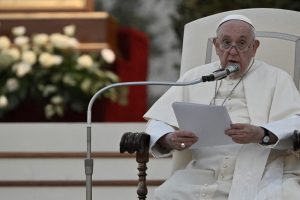 Papa Francisco abre sínodo para pensar sobre futuro da Igreja