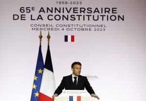 Macron defende inclusão do aborto na Constituição francesa 'o mais rápido possível'