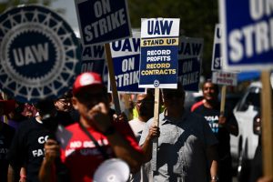 Mais 4.000 trabalhadores do setor automotivo aderem à greve nos EUA