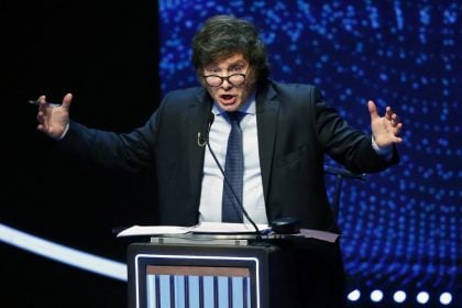 Alberto Fernández vai à Justiça contra Milei após dólar paralelo disparar na Argentina