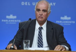 Senado do Uruguai destitui legislador após indiciamento por crimes sexuais contra menores
