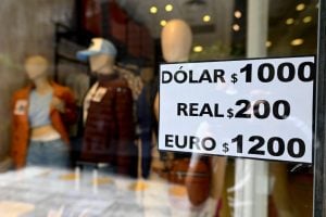 Dólar paralelo dispara na Argentina e passa dos mil pesos às vésperas da eleição