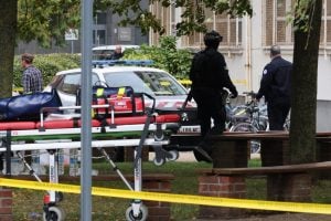 Professor é morto a facadas em escola no norte da França; Macron se dirige ao local