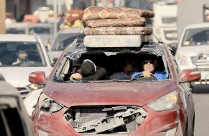 Milhares de palestinos fogem do norte de Gaza após advertência de Israel; veja imagens