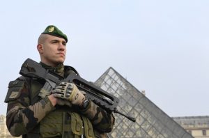 Louvre fecha por 'razões de segurança' ante temor de atentado