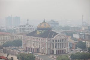 Fumaça tóxica de incêndios florestais sufoca Manaus