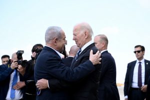 Joe Biden chega a Israel pressionado por ataque a hospital