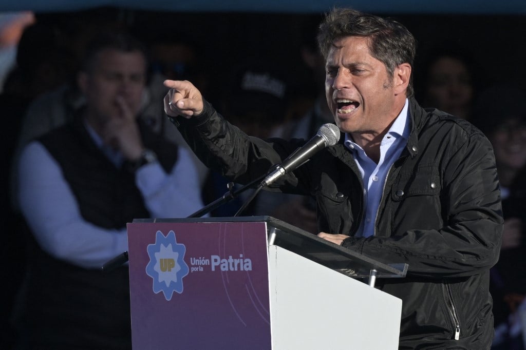 Milei nos envergonha e faz palhaçada para apoiar candidato de Trump no Brasil, diz governador de Buenos Aires