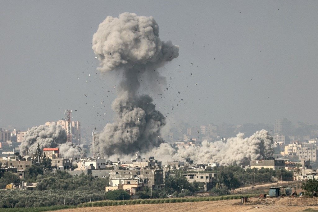 Em 20 dias de guerra, foram mortos 7,3 mil palestinos em Gaza e 1,4 mil israelenses, dizem autoridades