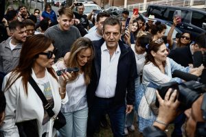 Argentina: 'Hoje pensamos na consolidação dos 40 anos de democracia', diz Massa; candidatos já votaram