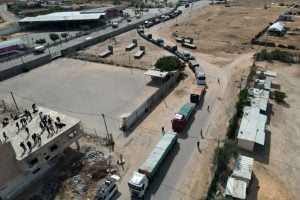 Caminhões com ajuda humanitária atravessam a fronteira e entram em Gaza pela 1ª vez