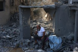 17 caminhões com ajuda entram em Gaza pelo Egito, mas Israel intensifica bombardeios