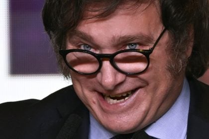 A ‘castificação’ de Milei: como o ultradireitista argentino se uniu ao que mais criticava
