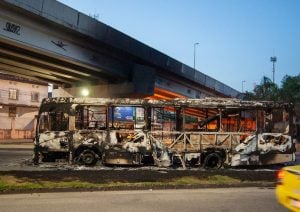 Após ataques a ônibus, moradores relatam caos na zona oeste do Rio