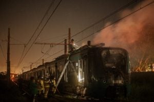 Trens e ônibus tentam normalizar operação após ataques de milicianos na zona oeste do Rio