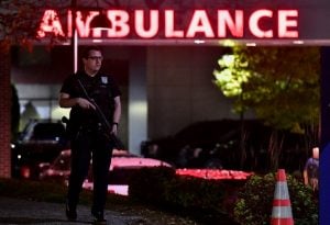 Polícia americana procura atirador que matou 22 pessoas no Maine