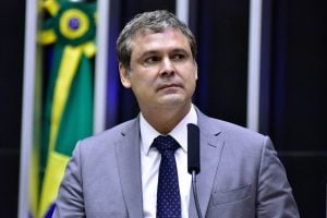 Lindbergh critica voto de Jaques Wagner na PEC que restringe o STF