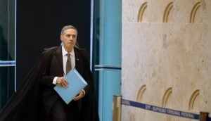 Barroso suspende julgamento após 2 votos a favor de ampliar o alcance do 'foro privilegiado'