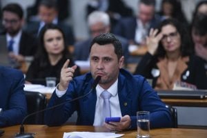 Senador aliado de Bolsonaro apresenta projeto para proibir suposto ‘viés ideológico’ no Enem