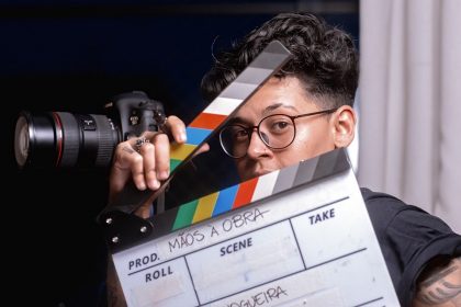 Websérie coloca o intérprete de Libras como protagonista da música