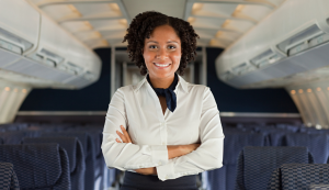 Racismo explica a ausência de comissários de bordo negros nas empresas aéreas do Brasil