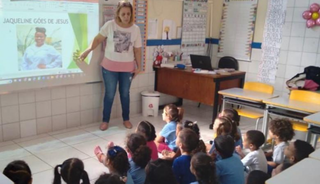Para combater o racismo, professores levam a cientista Jaqueline Goes para a sala de aula