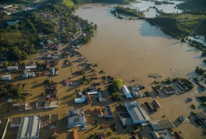 Fortes chuvas deixam dois mortos e mais de 12 mil desabrigados em Santa Catarina