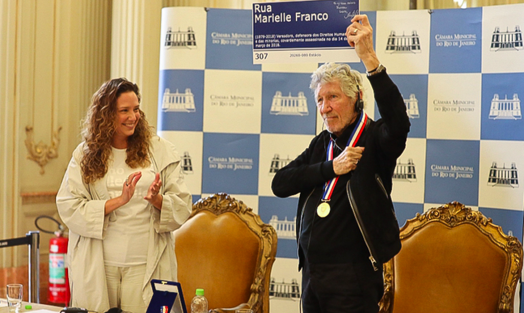 Roger Waters recebe Medalha Pedro Ernesto na Câmara do Rio