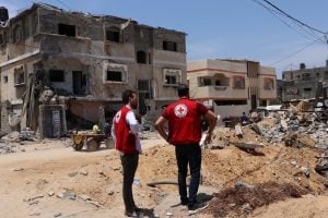 Primeira equipe médica da Cruz Vermelha entra em Gaza desde o início da guerra Hamas-Israel
