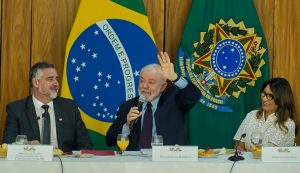 Lula diz ter dúvida sobre Dino no governo ou no STF: ‘Onde será melhor para o Brasil?’