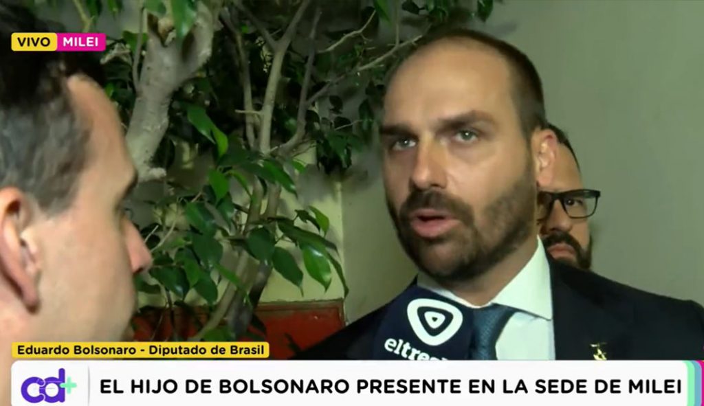 Eduardo Bolsonaro vai ao 'bunker' de Milei e diz ver semelhança com o Brasil de 2018