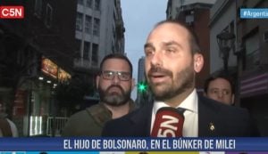 TV argentina tira Eduardo Bolsonaro do ar e rechaça discurso armamentista: 'Por sorte, o Brasil tirou o pai dele do poder'
